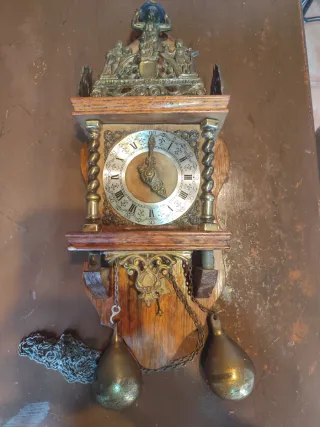 Reloj de pared antiguo con péndulo