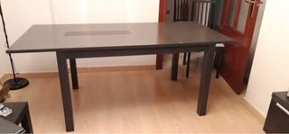 Mesa extensible de madera y cristal