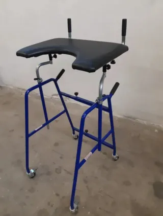 Deambulatore disabili anziani con piano d'appoggio