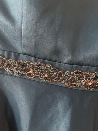 Vestido de fiesta verde con pedrería