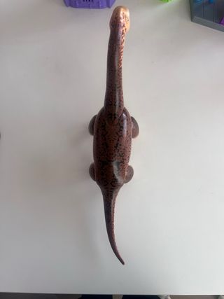 Dinosaurio de juguete marrón