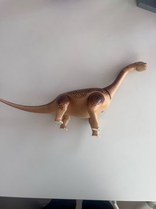 Dinosaurio de juguete marrón
