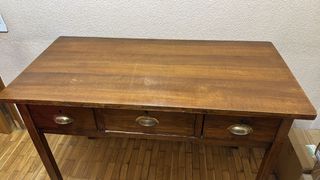 Mesa de taller antigua con cajones