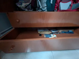 Armario de madera espacioso