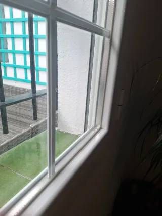 Ventana de aluminio oscilovatiente