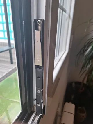 Ventana de aluminio oscilovatiente