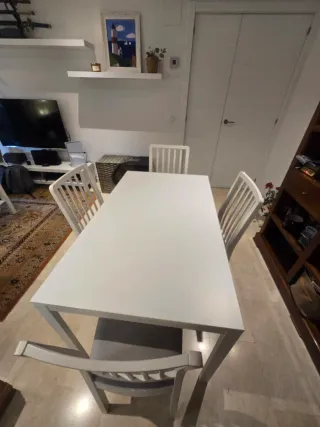 Mesa de comedor y 4 sillas