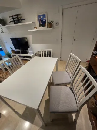Mesa de comedor y 4 sillas