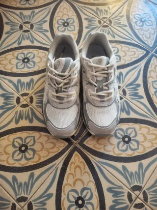 Zapatillas deportivas Asics grises y blancas