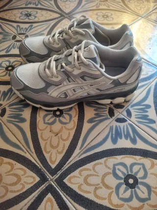 Zapatillas deportivas Asics grises y blancas