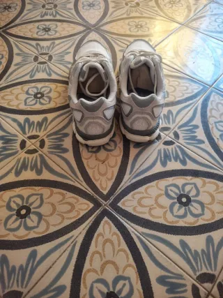 Zapatillas deportivas Asics grises y blancas