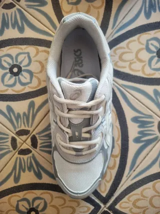 Zapatillas deportivas Asics grises y blancas