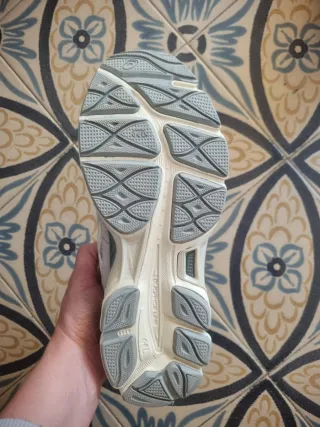 Zapatillas deportivas Asics grises y blancas