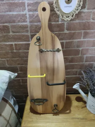 Tabla de madera con colgadores