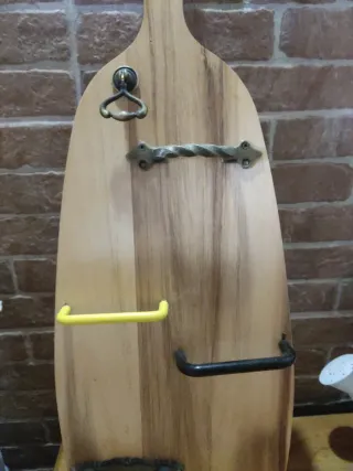 Tabla de madera con colgadores