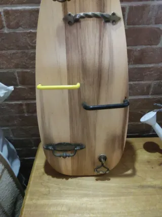 Tabla de madera con colgadores