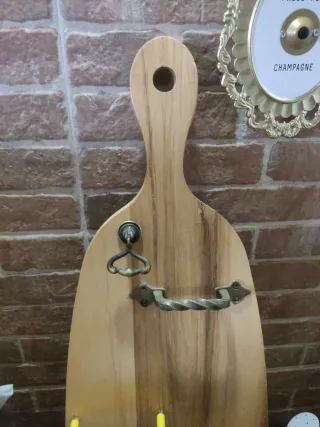 Tabla de madera con colgadores