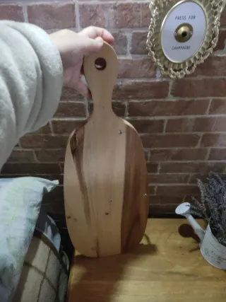 Tabla de madera con colgadores