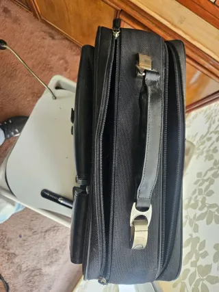 Portátil ASUS Gris Plata con maletín.