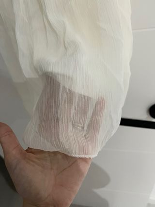 Vestido blanco sin mangas con cinturón