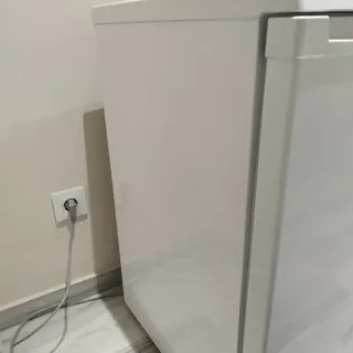 Congelador vertical pequeño bajo encimera