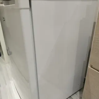 Congelador vertical pequeño bajo encimera