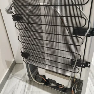 Congelador vertical pequeño bajo encimera