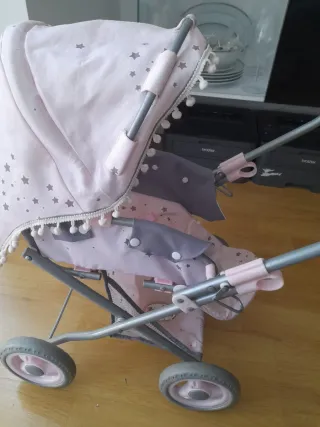 Carro de muñecas rosa con estrellas