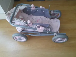 Carro de muñecas rosa con estrellas