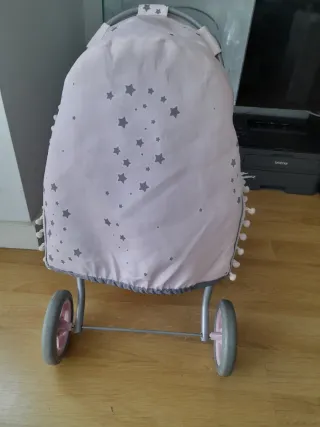 Carro de muñecas rosa con estrellas