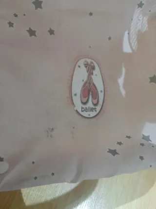 Carro de muñecas rosa con estrellas