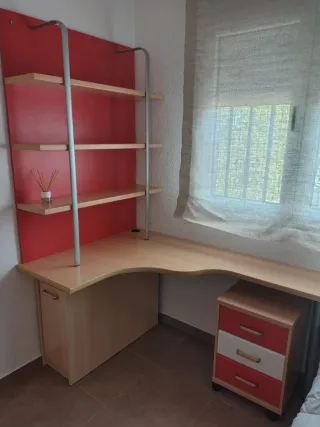 Escritorio con  estanterías y zapatero más mesita