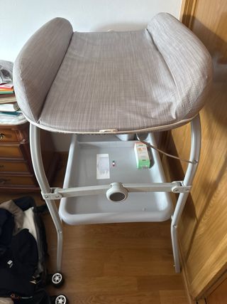 Cambiador de bebé gris