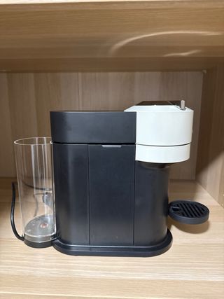 Cafetera Nespresso DeLonghi Blanca y Negra