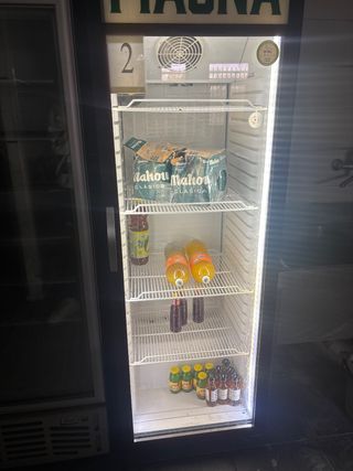 Nevera expositora con bebidas