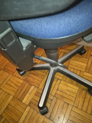 Silla de oficina azul y gris