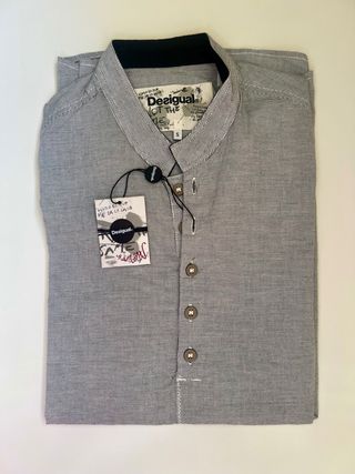 Camiseta Desigual de cuello Mao. Talla S