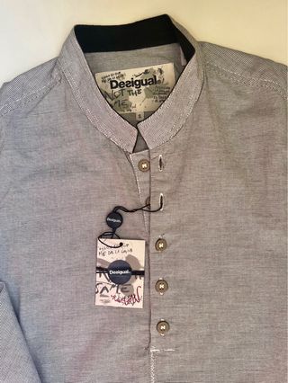 Camiseta Desigual de cuello Mao. Talla S