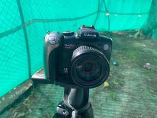 Cámara Canon con trípode