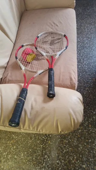 Raquetas de tenis con pelotas
