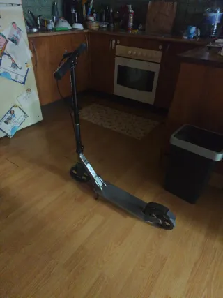 Patinete con ruedas grandes