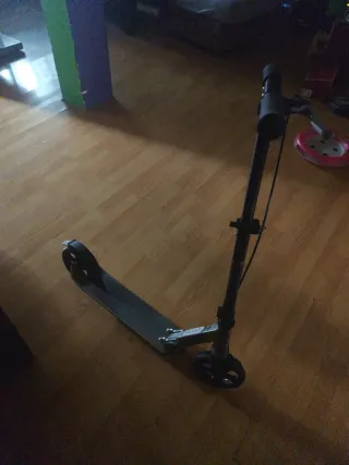 Patinete con ruedas grandes