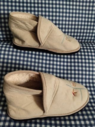 Zapatillas de casa beige de invierno