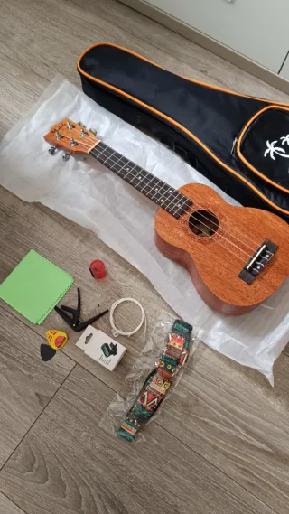 Ukelele nuevo con accesorios