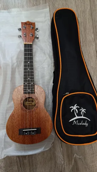 Ukelele nuevo con accesorios