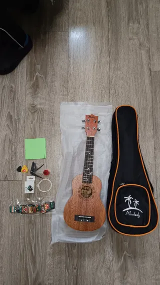 Ukelele nuevo con accesorios