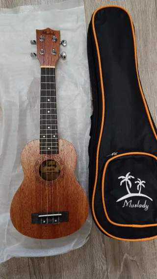 Ukelele nuevo con accesorios
