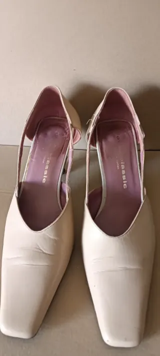 Zapatos de tacón beige años 90