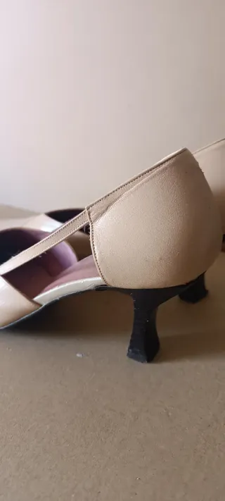 Zapatos de tacón beige años 90