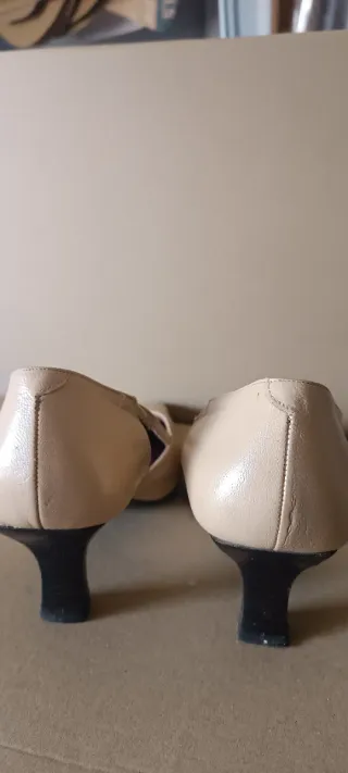 Zapatos de tacón beige años 90